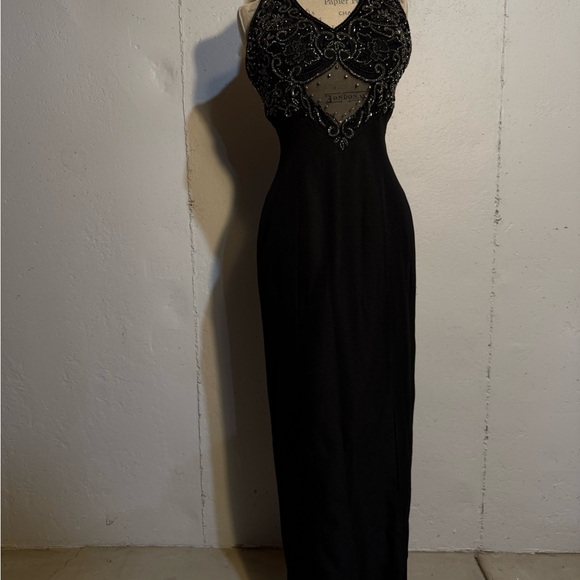 Elegant Black Embellished Evening Dress - Picture 4 of 16